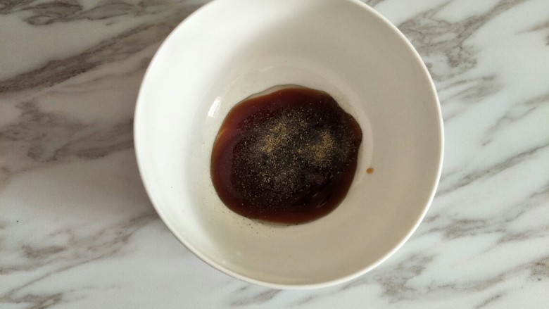 培根金针菇卷,<a style='color:red;display:inline-block;' href='/shicai/ 721'>蚝油</a>和<a style='color:red;display:inline-block;' href='/shicai/ 134333'>黑胡椒</a>调成酱汁