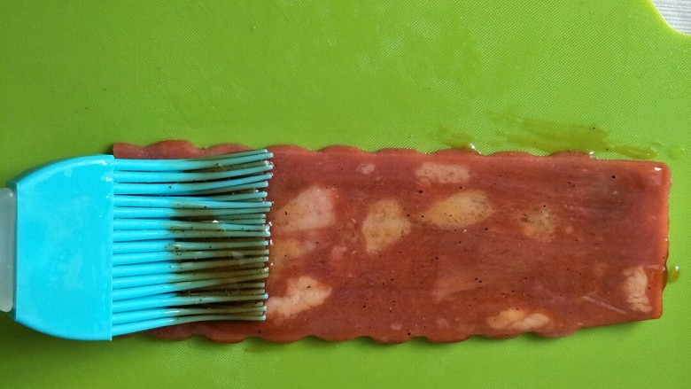 培根金针菇卷,培根一面刷上酱汁