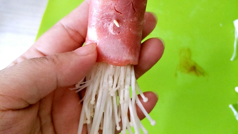 培根金针菇卷,包入金针菇卷起，用牙签扎好固定