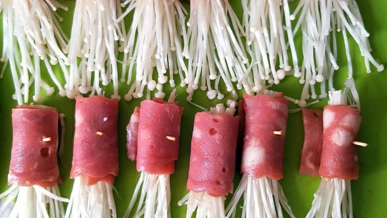 培根金针菇卷,依次卷好