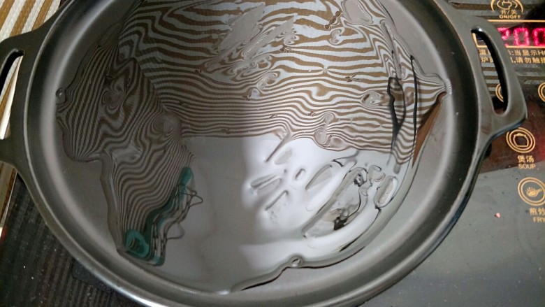 培根金针菇卷,烤盘预热，倒入少量油，或者用平底锅、烤箱都可以