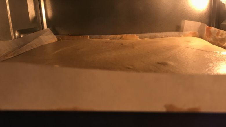 椰蓉紫薯蛋糕,烤盘中提前放好油纸,将蛋糊倒入到烤盘中,抹平表面。我用的是28×28大小的烤盘,四个鸡蛋做出来刚好!