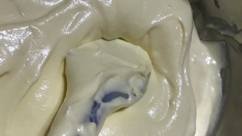 椰蓉紫薯蛋糕,分两次将蛋清和蛋黄面糊混合均匀。