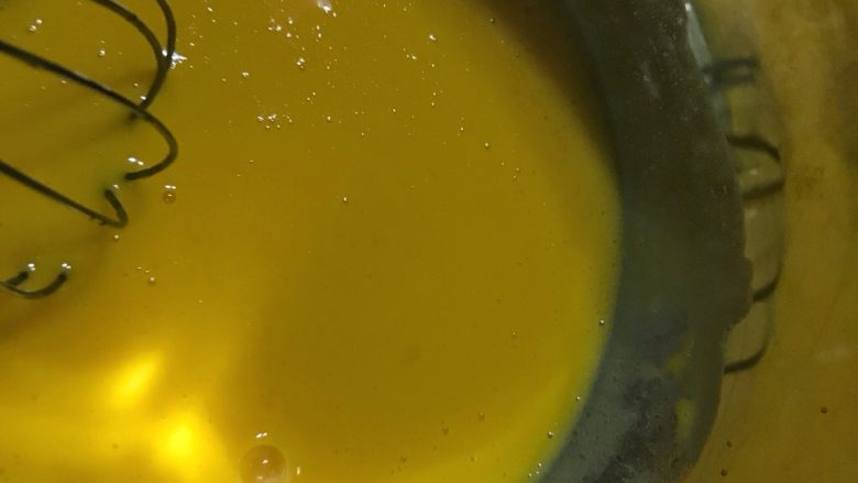 椰蓉紫薯蛋糕,搅拌均匀的样子