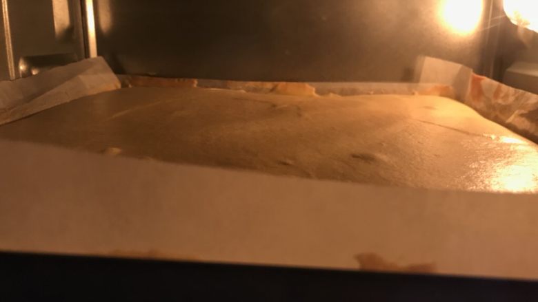 椰蓉紫薯蛋糕,预热好的烤箱,中层165度20分钟左右。