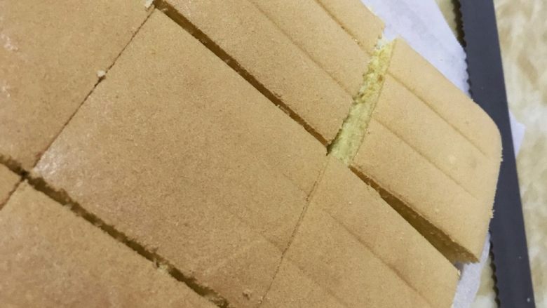 椰蓉紫薯蛋糕,将蛋糕放凉后,平均分成四大份,再等分成四小块。