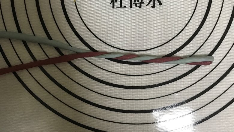 花式面点—圣诞雪人馒头,一块蓝色面团,一块红色面团,搓成细条,缠绕在一起