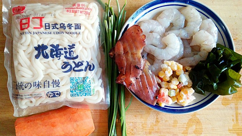 海鲜乌冬面(炒),准备食材。<a style='color:red;display:inline-block;' href='/shicai/ 280'>裙带菜</a>提前泡发,鱿鱼耳是烤熟的。