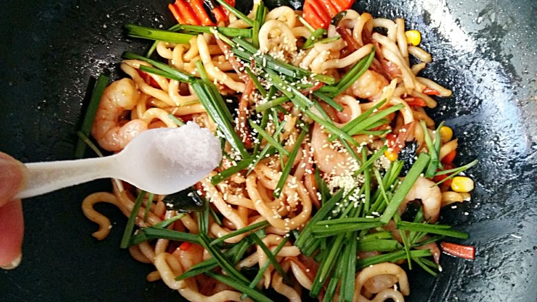 海鲜乌冬面(炒),最后放入韭菜段,适量的<a style='color:red;display:inline-block;' href='/shicai/ 756'>鸡精</a>和盐。