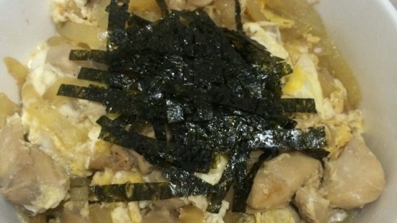 鸡肉盖饭,将煮好的米饭倒入碗中，将炒锅里煮好的食材倒在米饭上，再撒上一点<a style='color:red;display:inline-block;' href='/shicai/ 73891'>海苔丝</a>就完成了。