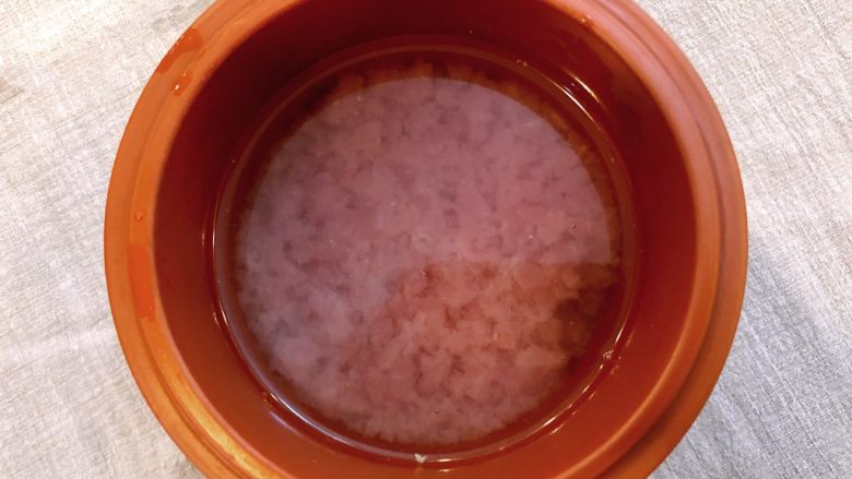家中必备秘籍——炖瘦肉水,加冷水淹没肉糜。