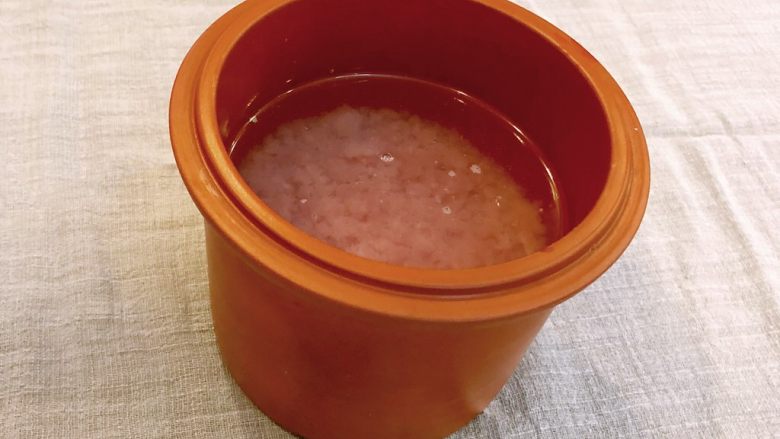 家中必备秘籍——炖瘦肉水,加入<a style='color:red;display:inline-block;' href='/shicai/ 37'>姜</a>片,浸泡1小时。
这个步骤不能省,浸泡的过程能够充分释放瘦肉中的营养成分。
冷水最好选用冷开水或过滤水。