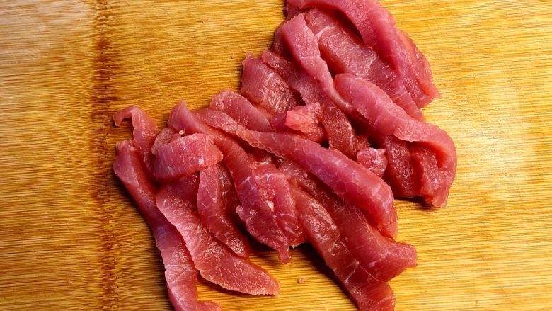 家中必备秘籍——炖瘦肉水,瘦肉剁碎。
先切条再切小块,这样剁肉更快捷省力。