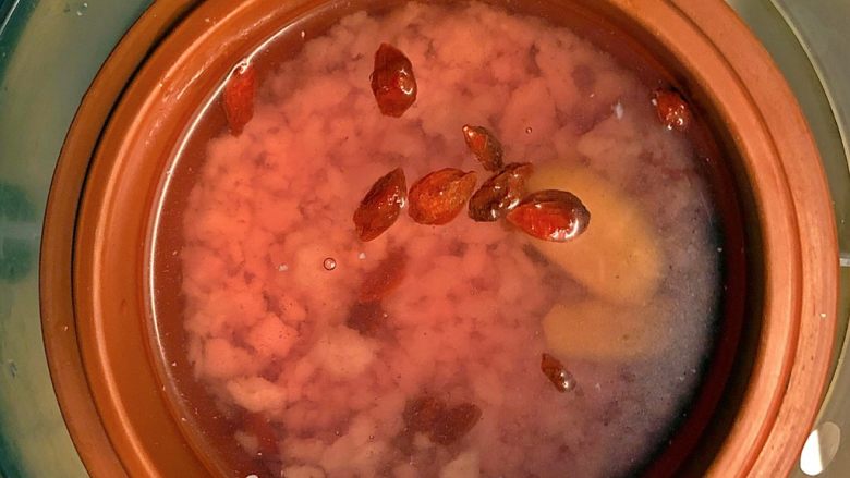 家中必备秘籍——炖瘦肉水,加水至足够的量(取决于一家多少人喝)
放入炖盅内。
瘦肉水是百搭补品,需要补血的可以加红枣、桂圆,调理身体的(比如糖尿病者)可以下石斛,清润的可以下莲子、百合等。我这次下了一些枸杞。
当然,可以什么也不下。