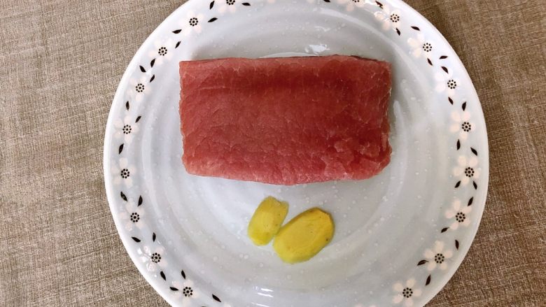 家中必备秘籍——炖瘦肉水,选<a style='color:red;display:inline-block;' href='/shicai/ 36861'>猪里脊肉</a>,因为这个部位的肉清甜而不起渣。
炖瘦肉水,一定要买纯瘦肉,保证水面没有肥油,能适合全家大小不同体质的人饮用。