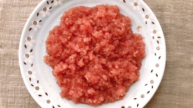家中必备秘籍——炖瘦肉水,剁成肉糜。
图方便的话,也可以直接在卖肉的时候绞成肉泥。