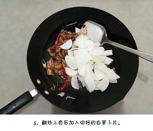 五花肉烧萝卜,上色后下入切好的白萝卜片。