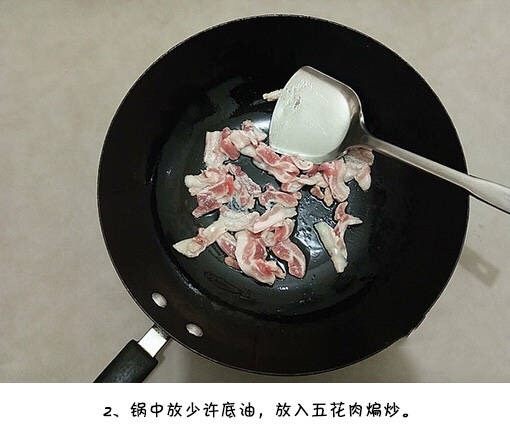 五花肉烧萝卜,锅里放少许油,放五花肉煸炒。