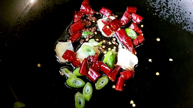 骨汤海鲜冒菜,锅中适量油,烧至7成热,放入葱花姜片,<a style='color:red;display:inline-block;' href='/shicai/ 700'>花椒</a>,干辣椒爆出香味。