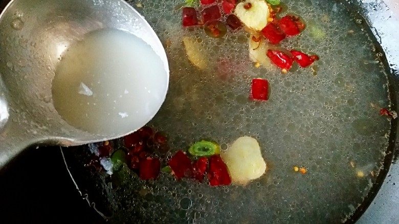 骨汤海鲜冒菜,在锅中加入足量的猪骨汤。(觉得自己煮骨汤麻烦的宝宝可以直接买浓汤宝,或者是海底捞,麻辣香锅之类的现成料包加入清水煮开)