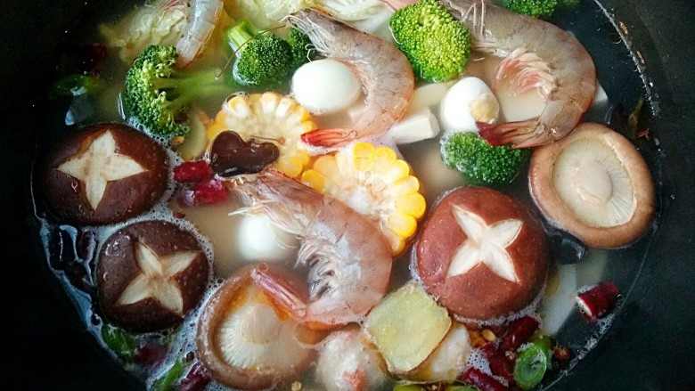 骨汤海鲜冒菜,大火烧开后加入各种准备好的食材,加入适量的盐和<a style='color:red;display:inline-block;' href='/shicai/ 756'>鸡精</a>,煮熟即可。