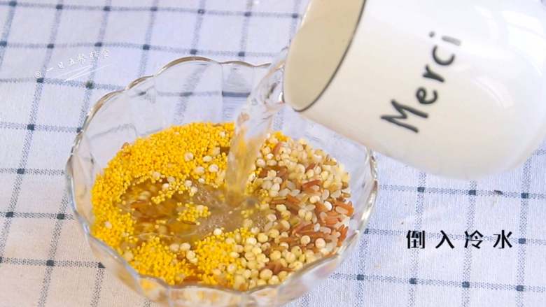 蛋黄蔬菜粥,冷水泡米30分钟。
>>杂粮和大米的比例占1:1,如果孩子没吃过杂粮,可以先从杂粮粉加起来,刚加比例在1:5,1岁之前通常不超过1:4,2岁多的小柚子跟我们每天一起吃一半杂粮主食,高压锅煮饭/粥,适应的非常好。