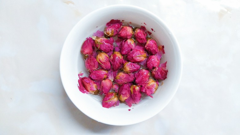 抹茶戚风芒果慕斯玫瑰花镜面蛋糕,<a style='color:red;display:inline-block;' href='/shicai/ 448'>玫瑰花</a>提前用冷开水浸泡一会!