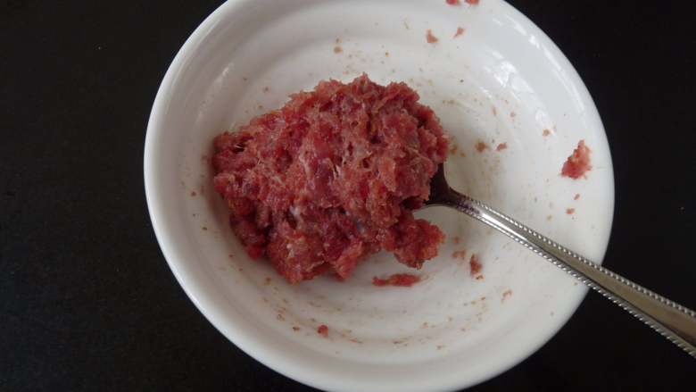 孜然牛肉飞饼,拌好待用