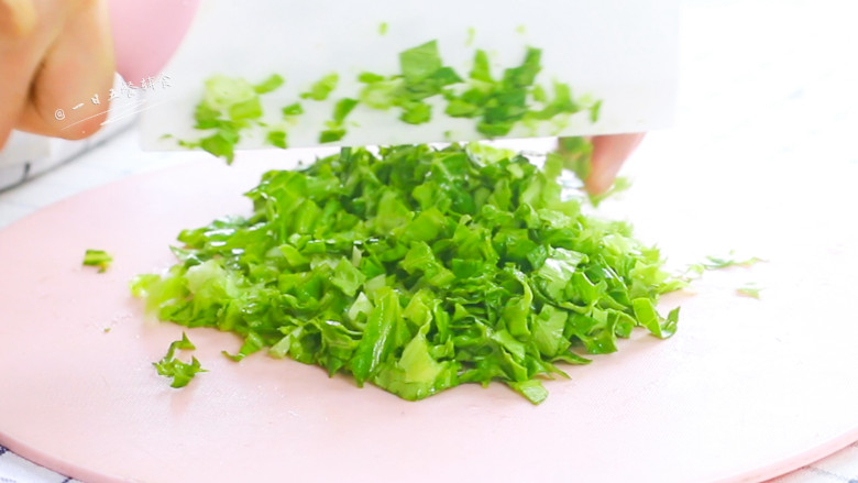 蛋黄蔬菜粥,又熬5分钟后,将蛋黄碎加入,搅拌一下。生菜切碎,加入煮3分钟就可以出锅了。
>>起锅前加入切碎的蛋黄,搅拌几下,蛋黄就会溶入汤汁,这种吃法适合婴幼儿,也适合牙齿不好的老年人。
叶菜类煮两三分钟就行了。
