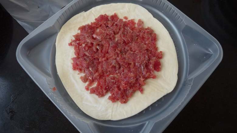 孜然牛肉飞饼,铺上适量牛肉馅,稍按实