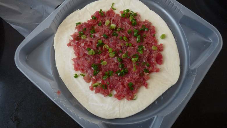 孜然牛肉飞饼,撒葱花