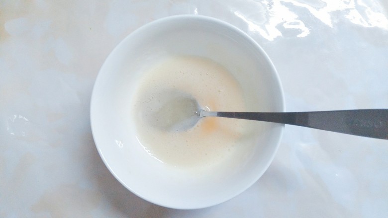 抹茶戚风芒果慕斯玫瑰花镜面蛋糕,吉利丁粉加入适量的温开水,放到锅里隔水融化放至微凉!