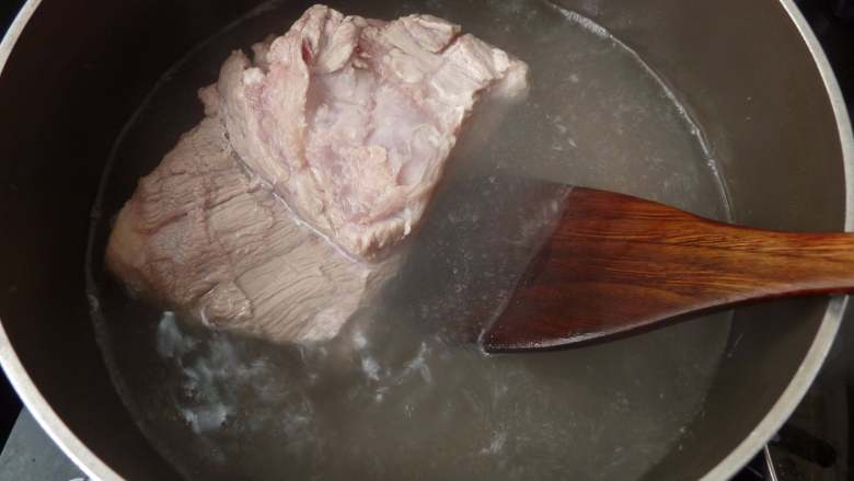 快乐红烧肉,肉放沸水内煮去血水