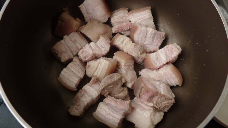 快乐红烧肉,锅内不放油烧热，把肉切块后放入