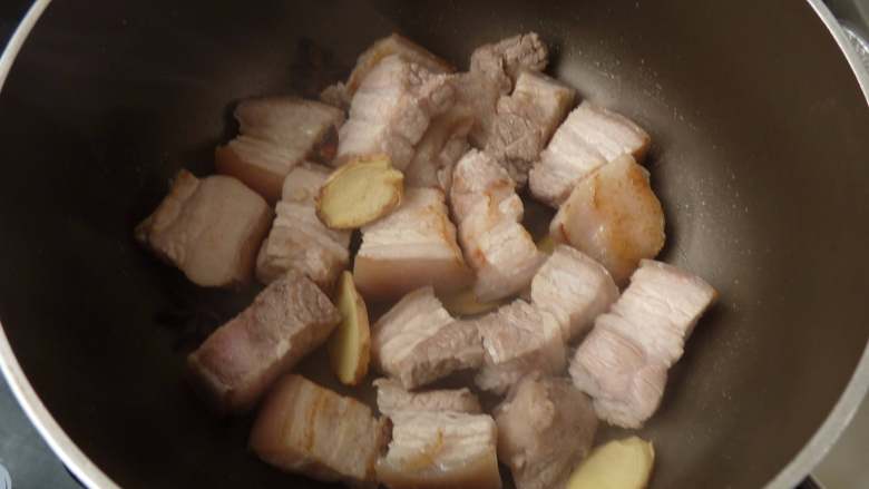 快乐红烧肉,肉与香料继续炒出香味
