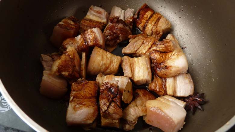 快乐红烧肉,两款<a style='color:red;display:inline-block;' href='/shicai/ 692'>酱油</a>，<a style='color:red;display:inline-block;' href='/shicai/ 13417'>酒</a>倒入锅内