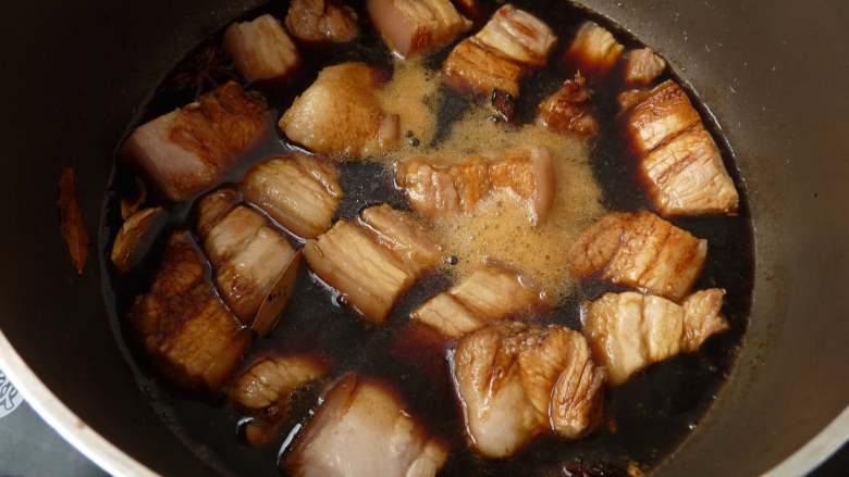 快乐红烧肉,可乐可乐的量刚浸过肉，大火煮沸