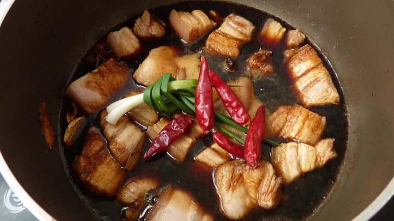 快乐红烧肉,再加入辣椒，<a style='color:red;display:inline-block;' href='/shicai/ 3250'>葱</a>