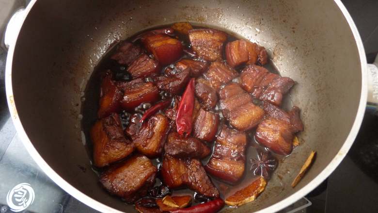 快乐红烧肉,待肉焖至软糯，汁收九成干，关火