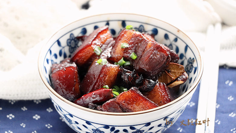 快乐红烧肉,上碟撒葱花即可食用
