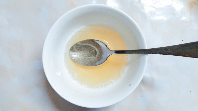 抹茶戚风芒果慕斯玫瑰花镜面蛋糕,然后把吉利丁粉里加入温开水,放锅里隔水让其彻底融化!