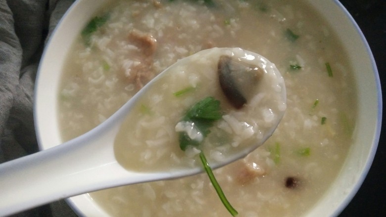 皮蛋瘦肉猪肝粥,香滑浓稠,味道鲜美