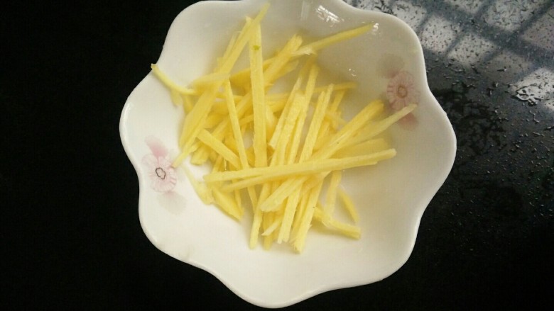 皮蛋瘦肉猪肝粥,姜切丝,全部材料准备好