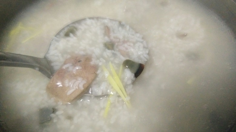 皮蛋瘦肉猪肝粥,放瘦肉猪肝,姜丝煮熟,不要煮太久,要不瘦肉猪肝会老不够嫩滑,出锅加适量的香辣末即可