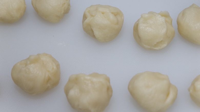 紫米老婆饼(不用醒面,不用揉出膜),依次做好,盖上保鲜膜