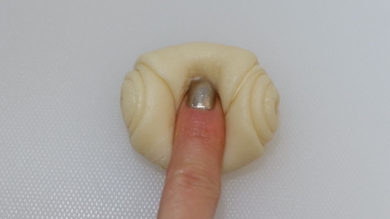 紫米老婆饼(不用醒面,不用揉出膜),用手指从中间压下去