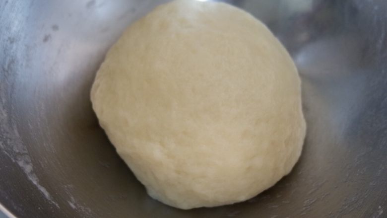 紫米老婆饼(不用醒面,不用揉出膜),油皮材料混合揉成团(一定是沸水,这样才能达到烫面的效果,)