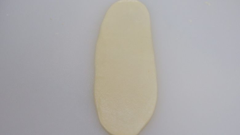 紫米老婆饼(不用醒面,不用揉出膜),从第一个开始,取一个面团擀成牛舌状