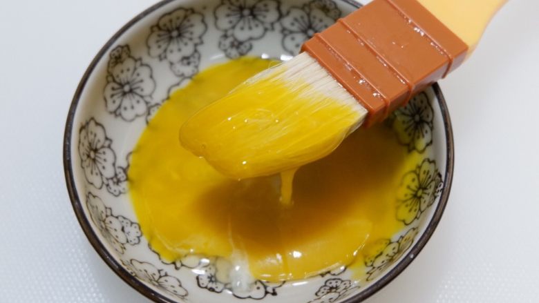 紫米老婆饼(不用醒面,不用揉出膜),一个蛋黄兑1勺清水,调成蛋黄水