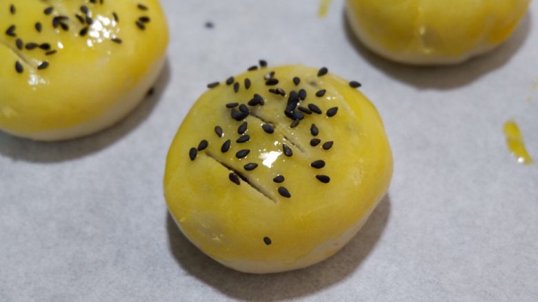 紫米老婆饼(不用醒面,不用揉出膜),用锋利的小刀切出三道口
放进预热好的烤箱175度18分钟
